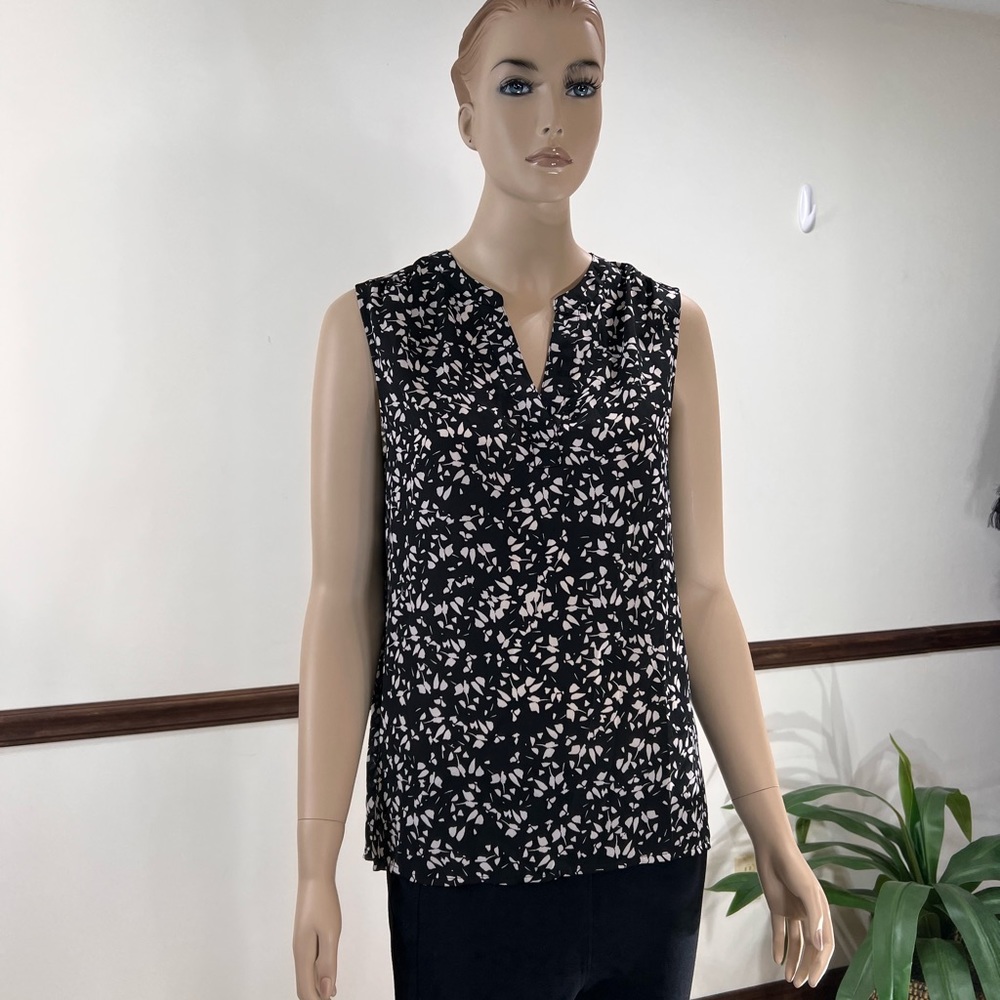 CHAUS New York black  and white sleeveless summer top.